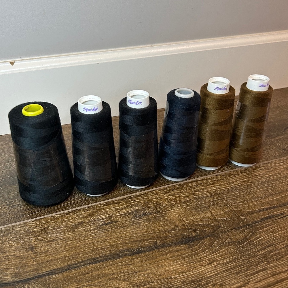Thread for serger/ overlock 4 black/2 brown